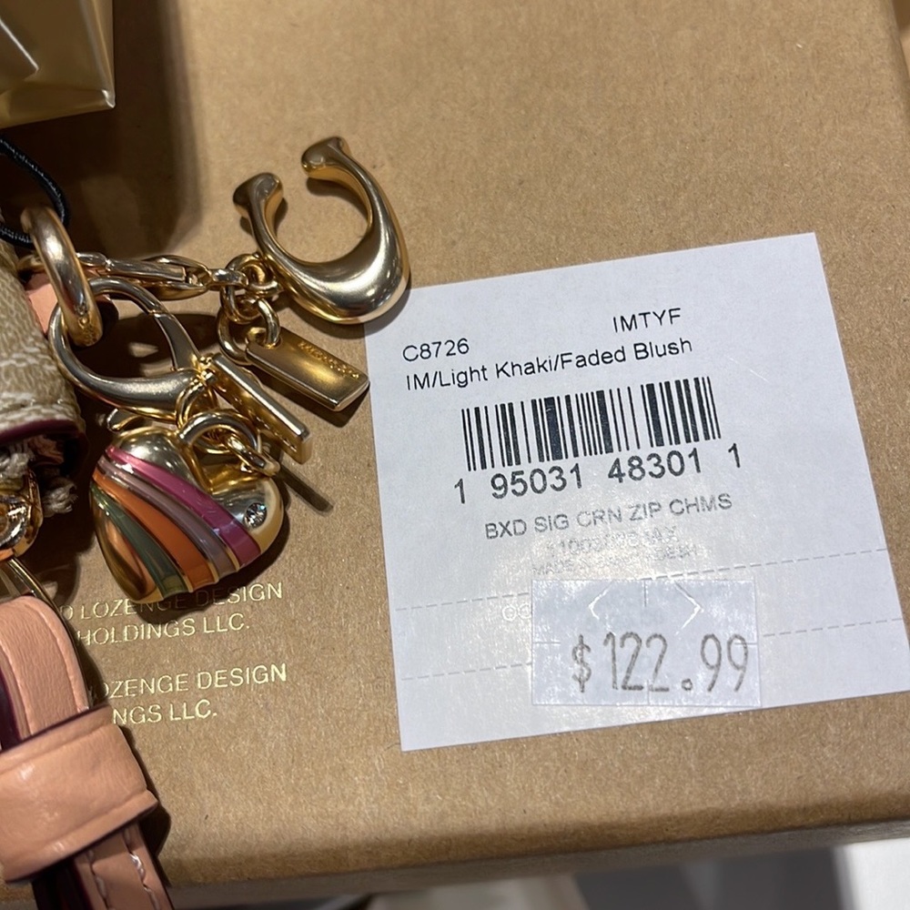 Coach Boxed Corner Zip Wristlet In Signature Canvas
Gold/Light Khaki/Faded Blush - Picture 15 of 16